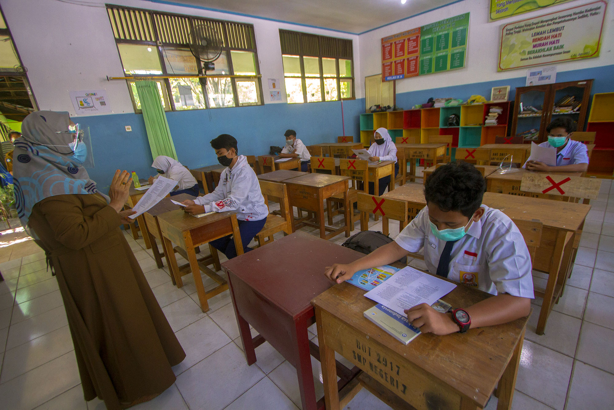 Sejumlah siswa mengikuti simulasi belajar tatap muka di SMP Negeri 7 Banjarmasin, Kalimantan Selatan, Senin (16/11/2020).