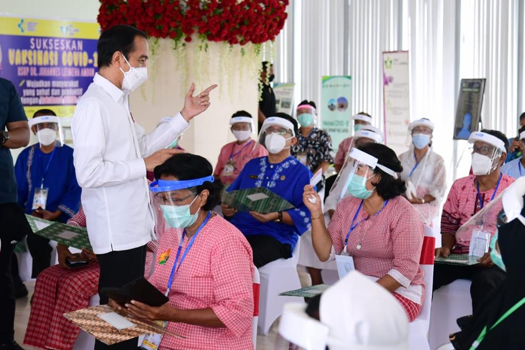 Presiden Jokowi Tinjau Vaksinasi Massal dan Resmikan RSUP dr. J. Leimena
