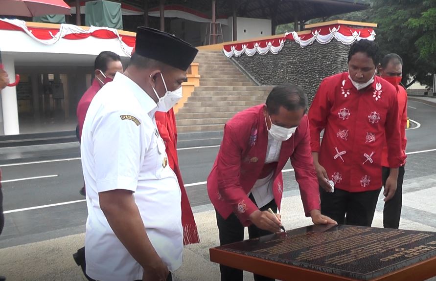 Gubernur Maluku Hadiri Peresmian Tiga Sarana Infrastruktur di Masohi