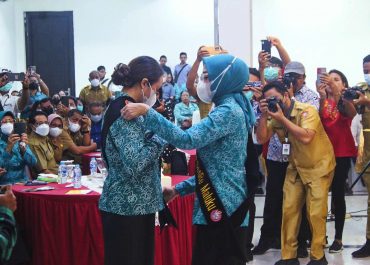 Widya MI Kukuhkan Isteri Pj.Walikota Ambon Sebagai Bunda GenRe Kota Ambon