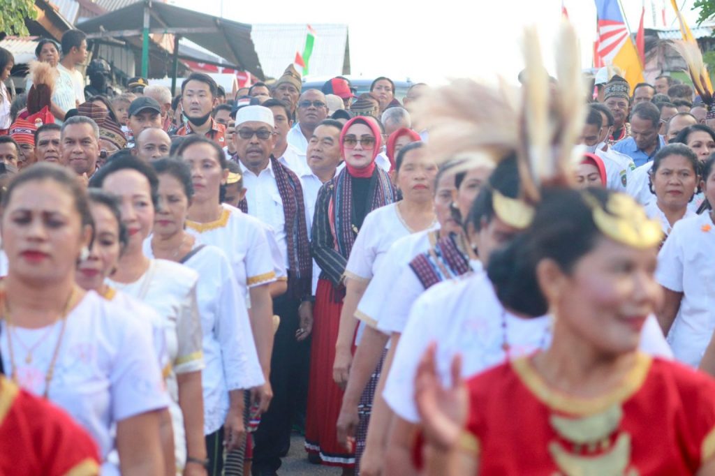 Gubernur Dan Isteri Disambut Ribuan Masyarakat Dan Tetua Adat Desa Olilit