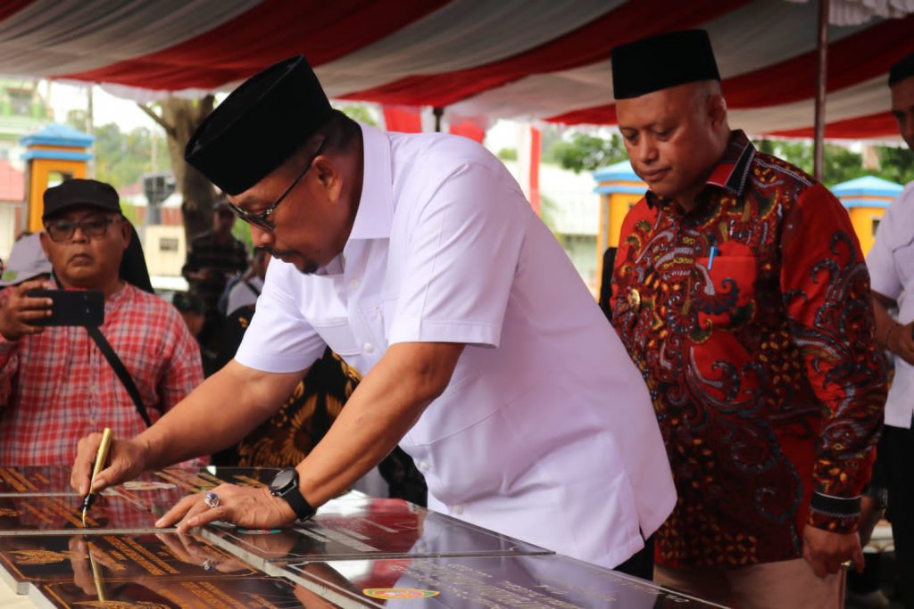 Gubernur Maluku Resmikan Pembangunan Infrastruktur Dan Serahkan Sejumlah Bantuan Bagi Masyarakat di Kabupaten Buru