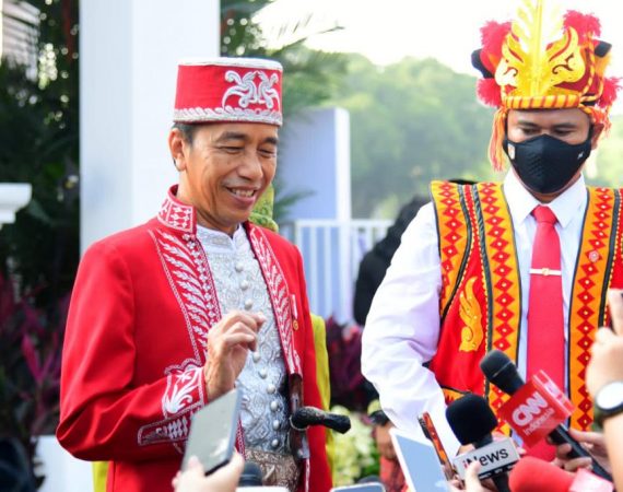 Presiden Jokowi Kenakan Baju Adat Buton
