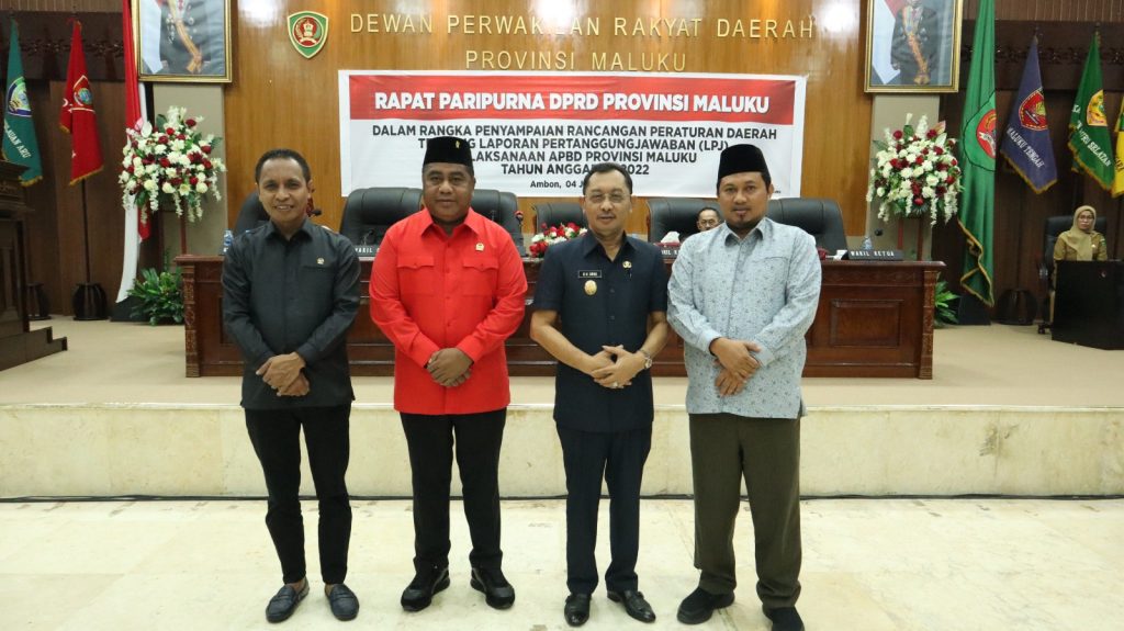 WAGUB SERAHKAN RANPERDA PROV. MALUKU TENTANG PERTANGGUNGJAWABAN PELAKSANAAN APBD T.A 2022 KEPADA DPRD MALUKU