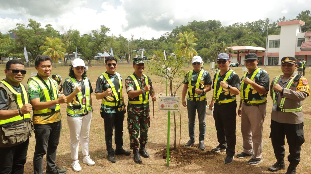 MEWAKILI GUBERNUR MALUKU, SEKDA MEMBERI SAMBUTAN PADA ACARA PENANAMAN POHON SERENTAK MUSIM PENGHUJAN TAHUN 2024 DI PROVINSI MALUKU