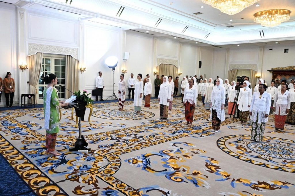 SELVI GIBRAN RAKABUMING LANTIK MAYA BABY RAMPEN LEWERISSA JADI KETUA DEKRANASDA PROVINSI MALUKU 2025-2030