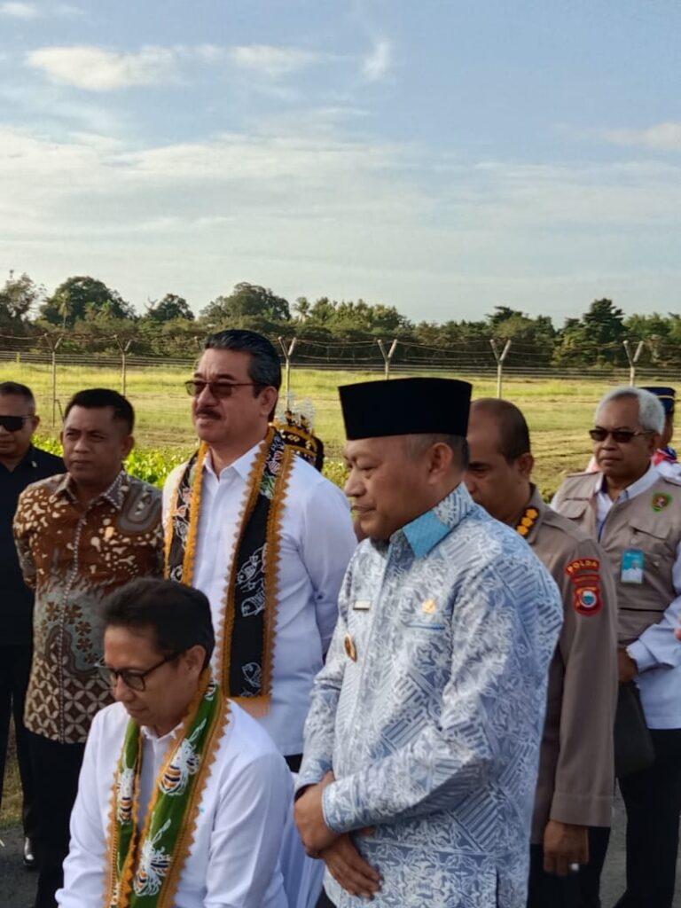 MENKES RI DISAMBUT GUBERNUR DI BANDARA PATTIMURA AMBON
