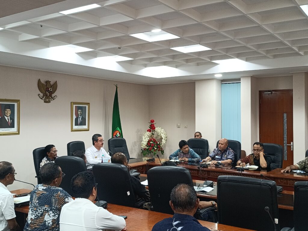 GUBERNUR DAN PEMKAB SBB RAPAT BAHAS PT SIM