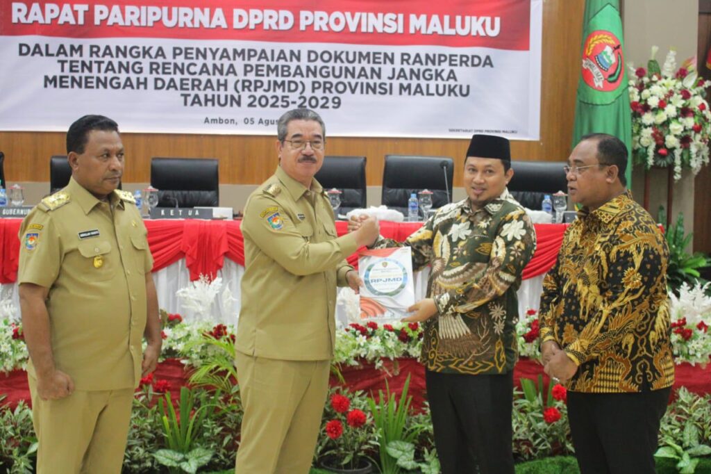 GUBERNUR SERAHKAN RANPERDA RPJMD PROVINSI MALUKU TAHUN 2025-2029 KE DPRD