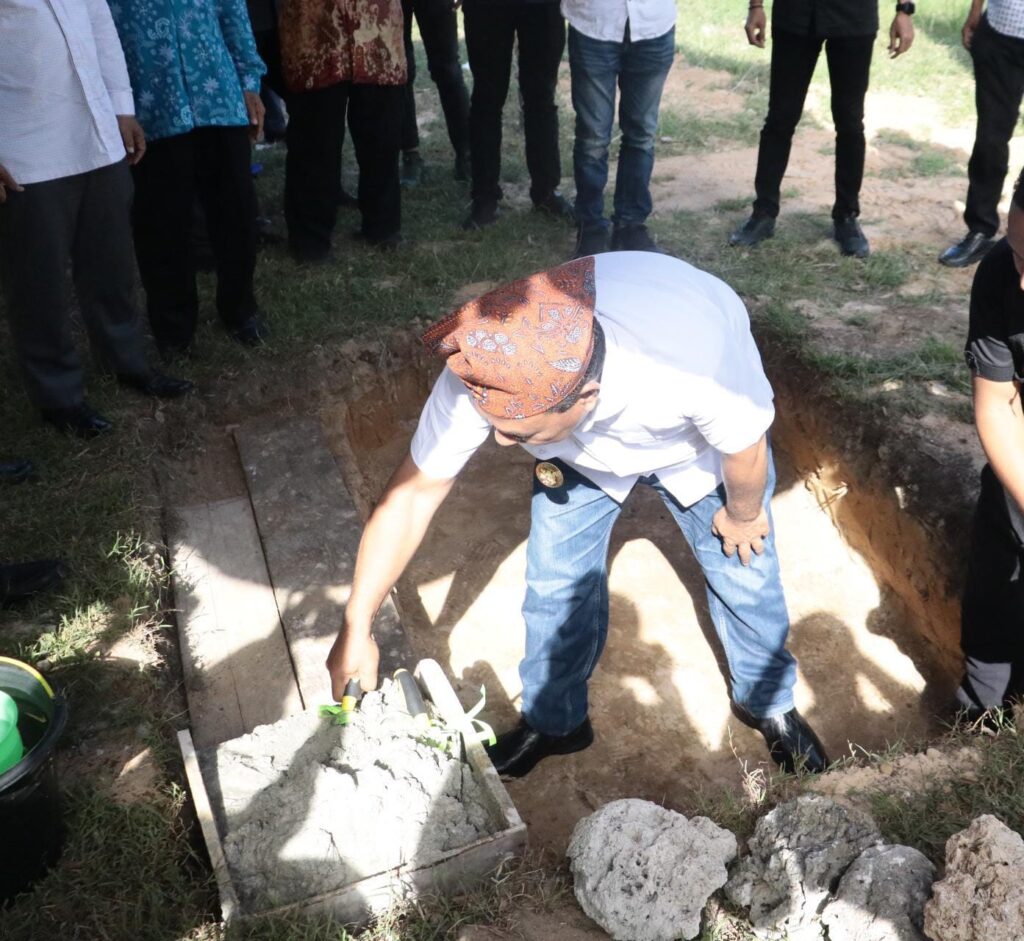 PELETAKAN BATU PERTAMA PLHUT KAB BURU, WAGUB HARAP PELAYANAN KEPADA MASYARAKAT OPTIMAL