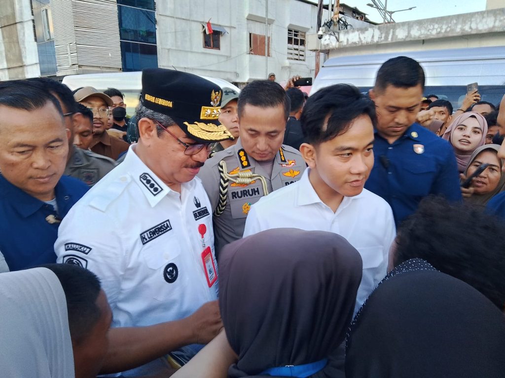 Wapres Gibran dan Gubernur Hendrik Disambut Meriah di Pasar Mardika, Sapa Pedagang dan Tinjau Harga Bahan Pokok