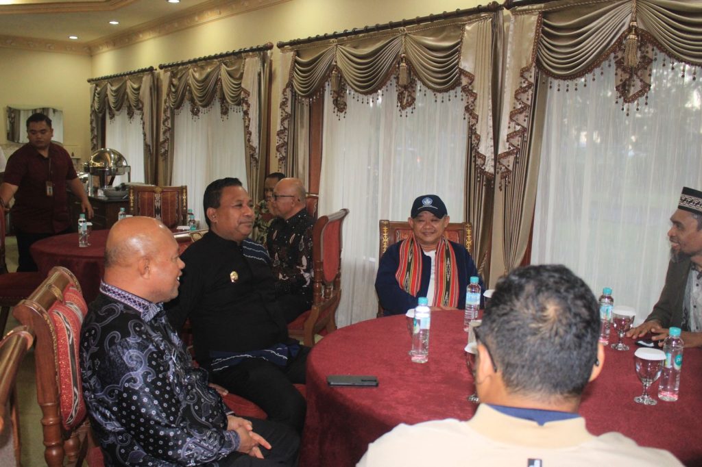 WAKIL GUBERNUR MALUKU SAMBUT KEDATANGAN MENDIKDASMEN RI DI KOTA AMBON