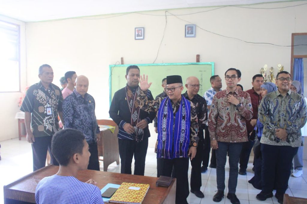 WAKIL GUBERNUR MALUKU DAMPINGI MENDIKDASMEN RI TINJAU SMKN 2 DAN SMA ADVENT WAYAME