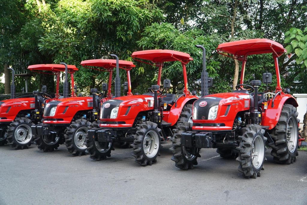 PENYERAHAN BANTUAN ALSINTAN, LEWERISA TEGASKAN PEMBANGUNAN PERTANIAN TIDAK LAGI MENGANDALKAN METODE TRADISIONAL