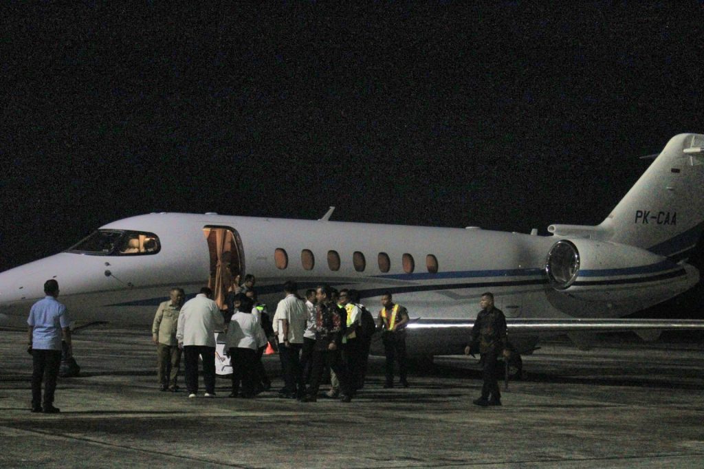 Gubernur Maluku Sambut Kedatangan Menteri Perhubungan RI di Bandara Pattimura