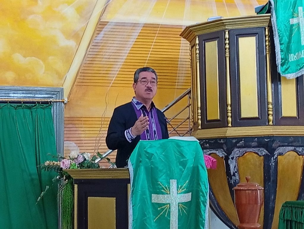 Dari Mimbar Gereja ke Tenda Pengungsian, Gubernur Tegaskan Kariu Tak Akan Ditinggalkan