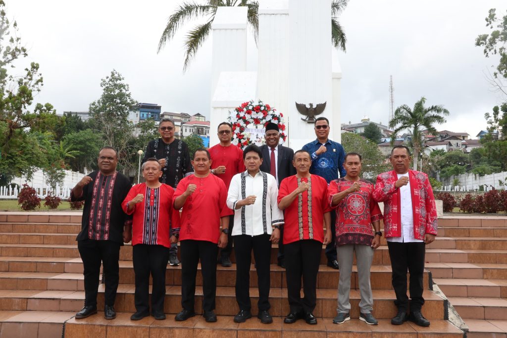 Tanamkan Jiwa Patriotisme dalam Pelayanan Publik, Sekda Maluku Sadali Ie Pimpin Ziarah HUT ke-81 di TMP Kapahaha