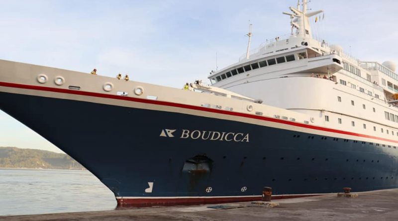 Gubernur Maluku menyambut kedatangan kapal Pesiar MV. Boudicca