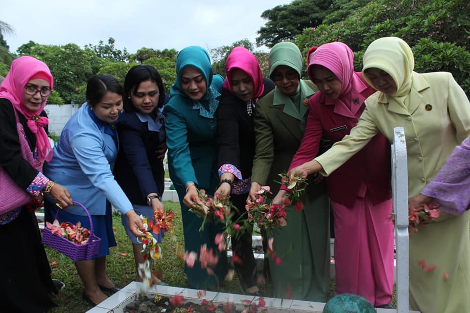 Tabur Bunga ke Taman Makam Pahlawan Dalam Rangka Hari Ibu