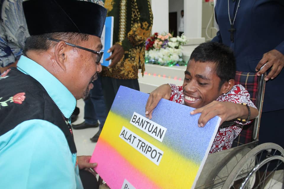 Gubernur Maluku serahkan bantuan kepada anak-anak panti rehabilitasi dan penyandang disabilitas di Langgur