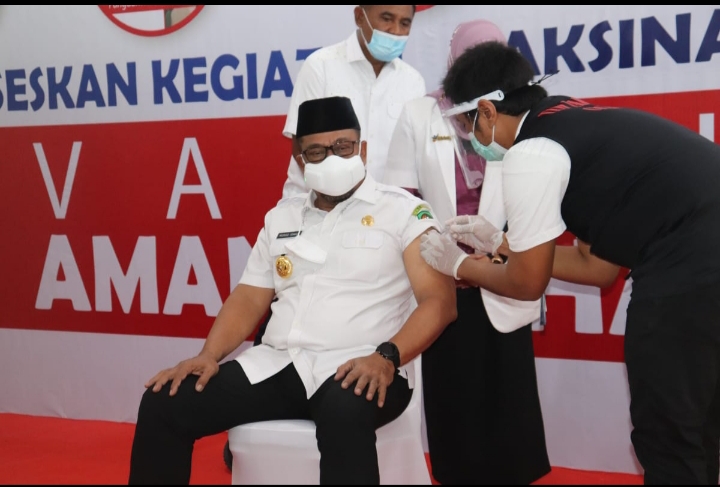 Sukseskan Vaksinasi, Gubernur Maluku Terima Suntikan Pertama Vaksin Covid-19