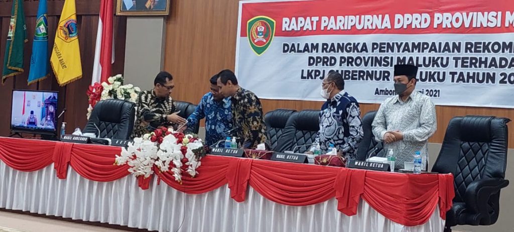 Dewan Serahkan Hasil Rekomendasi LKPJ Gubernur