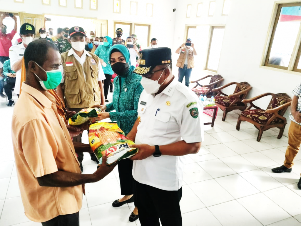 Kunjungi Pengungsi Gempa Tehoru, Gubernur Maluku dan Istri Serahkan Bantuan