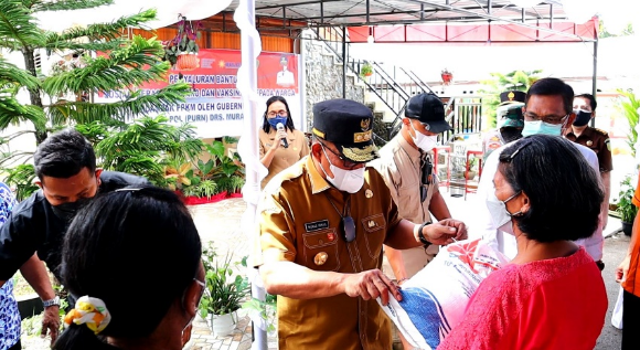 Gubernur Maluku Serahkan Bansos Bagi Warga Terdampak PPKM