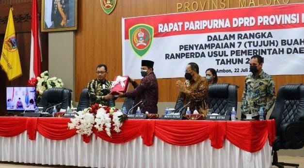 Pemprov Maluku Serahkan 7 Ranperda ke DPRD