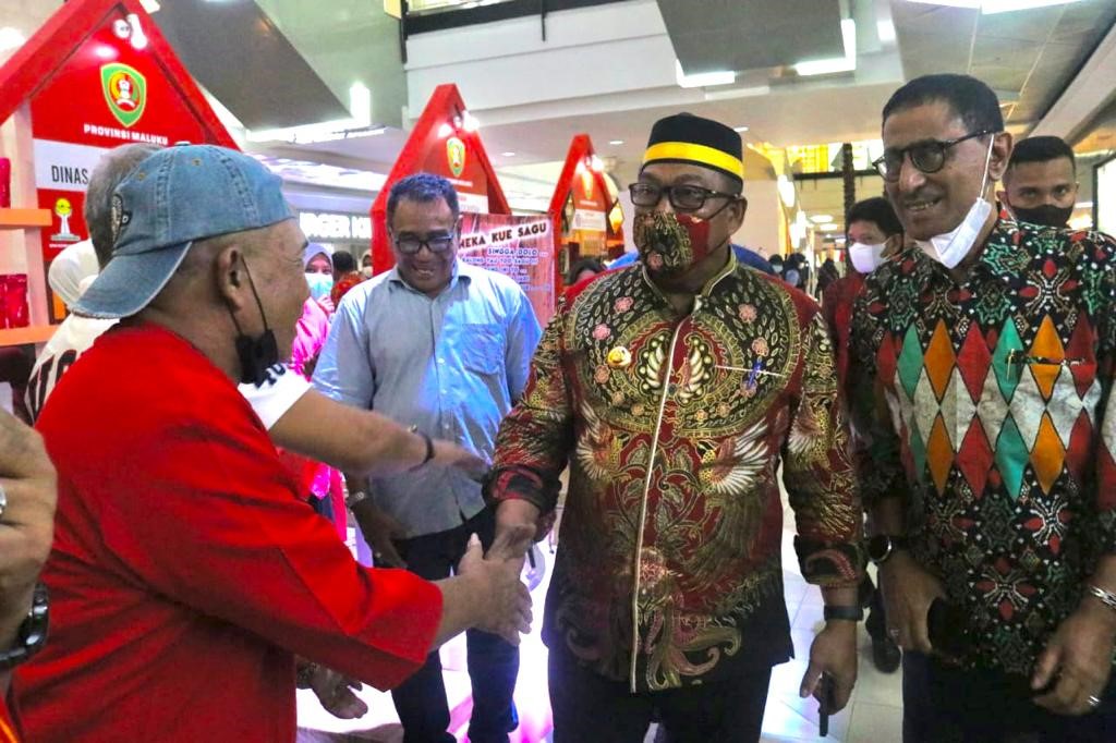 Gubernur Tinjau Expo Maluku Baileo Exhibition Di Mall Ratu Indah Makassar