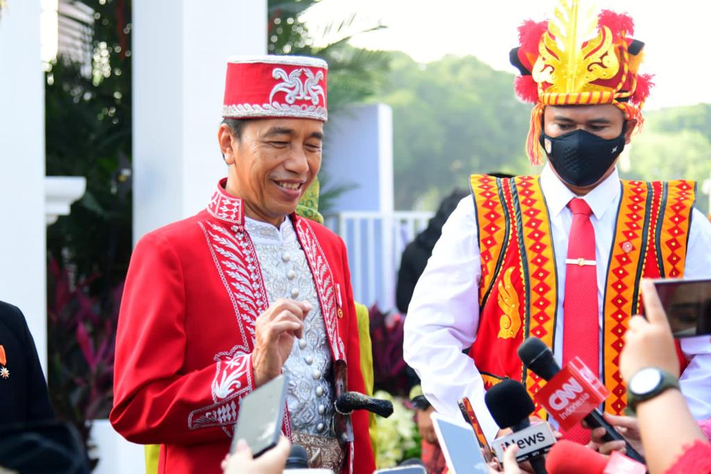 Presiden Jokowi Kenakan Baju Adat Buton