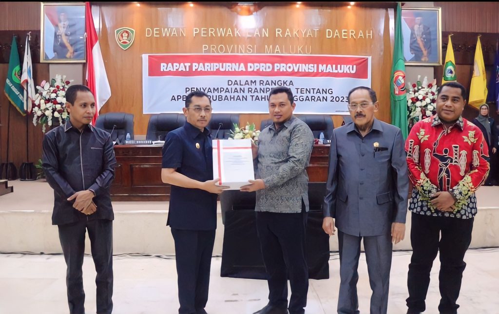 WAGUB TANDATANGANI NOTA KESEPAKATAN BERSAMA DAN MENYERAHKAN RANPERDA PERUBAHAN APBD T.A 2023