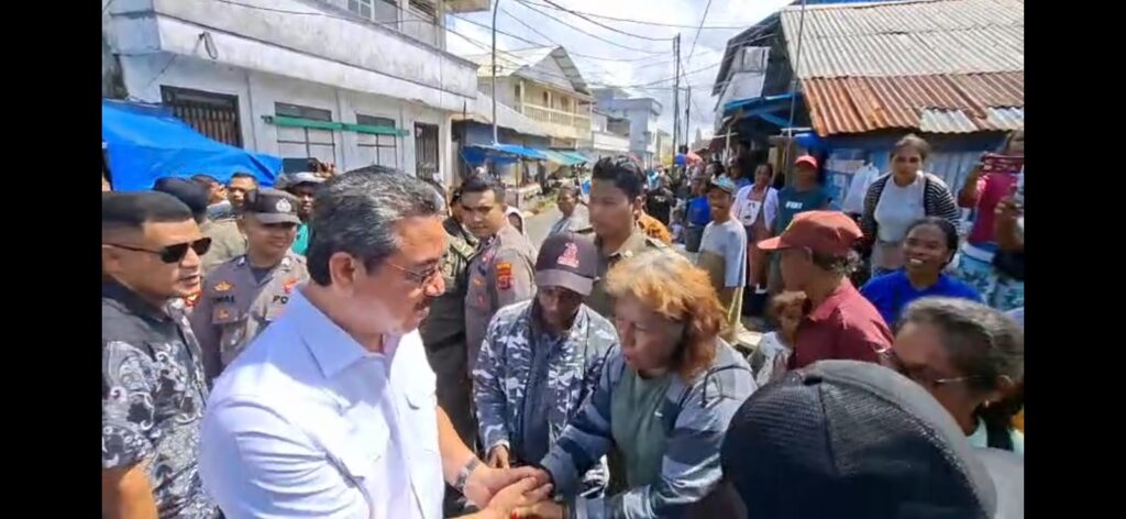 Gubernur Maluku Hendrik Lewerissa Sapa Pedagang Pasar Timur Dobo, Rakyat Sambut dengan Hangat