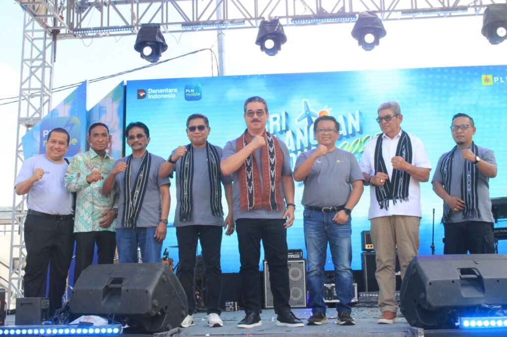 GUBERNUR RESMIKAN JAM NYALA LISTRIK DAN PROGRAM BANTUAN LISTRIK GRATIS