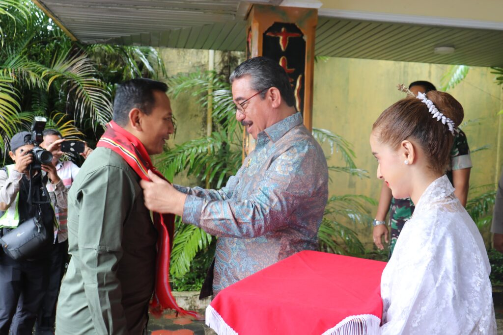 Kunker Perdana di Ambon, Wamen Kehutanan Disambut Gubernur di Bandara Pattimura