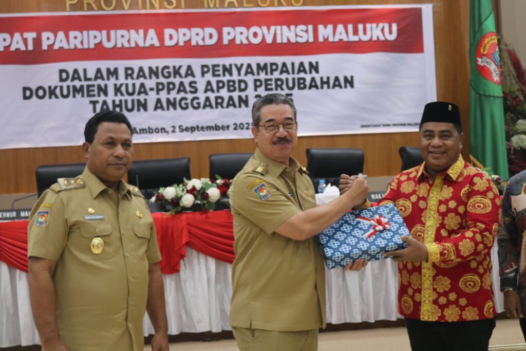 GUBERNUR MALUKU SERAHKAN DOKUMEN KUA-PPAS PERUBAHAN APBD 2025