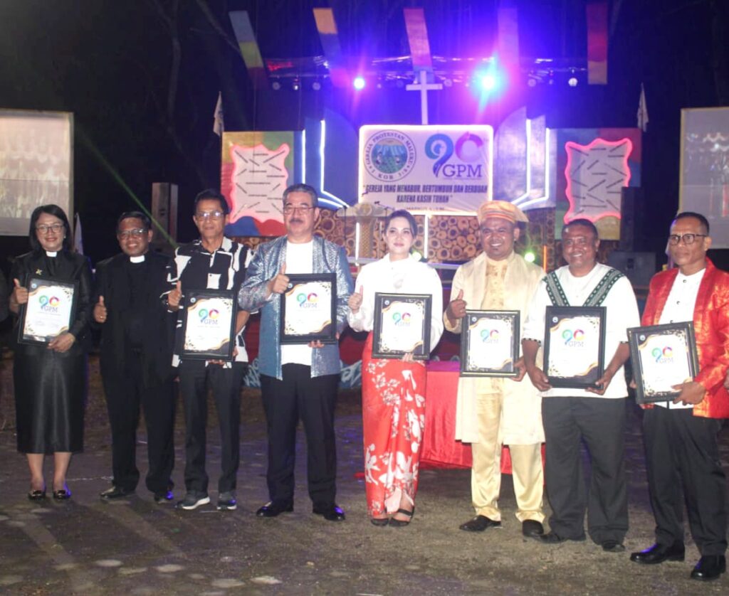 Gubernur Maluku Apresiasi Peran Gereja, Terima Penghargaan di Puncak HUT ke-90 GPM