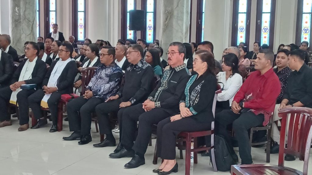 Gubernur Maluku Hadiri Ibadah dan Letakkan Batu Penjuru Pastori Jemaat GPM Imanuel Karang Panjang