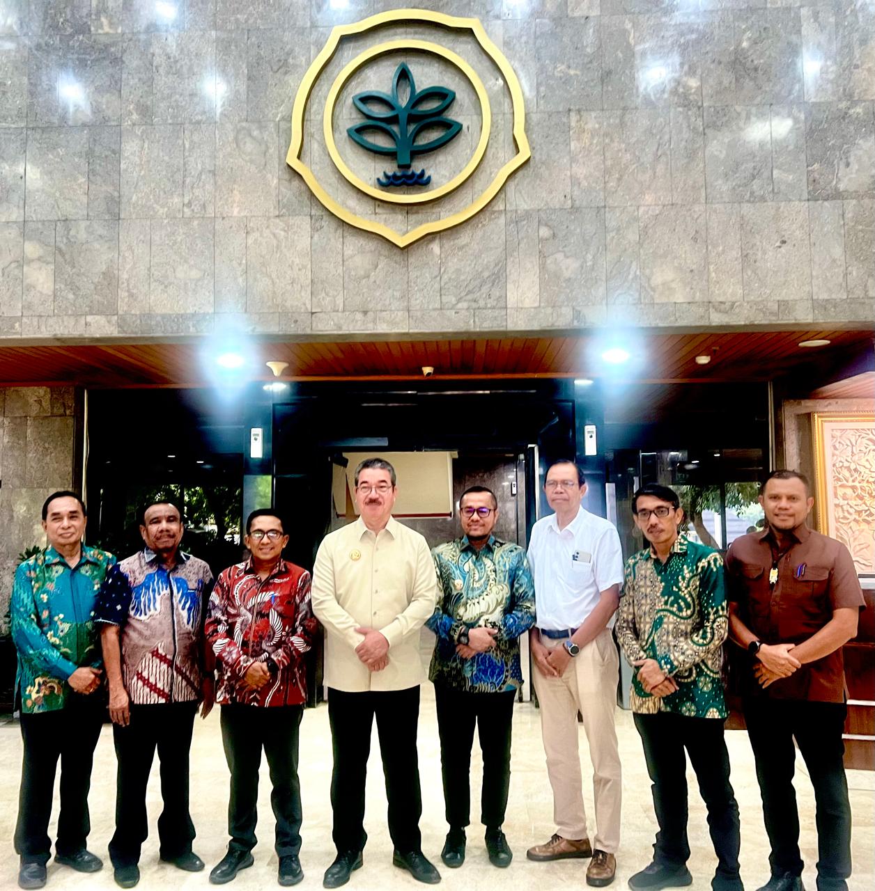 GUBERNUR PAPARKAN PROGRAM HILIRISASI PERTANIAN, MENTAN SETUJUI PENGEMBANGAN KELAPA DAN DUKUNG HILIRISASI UBI KAYU DI MALUKU