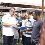 Gubernur Maluku Serahkan Bantuan Program Manggurebe Bikin Bae Rumah Kepada Warga Desa Hila
