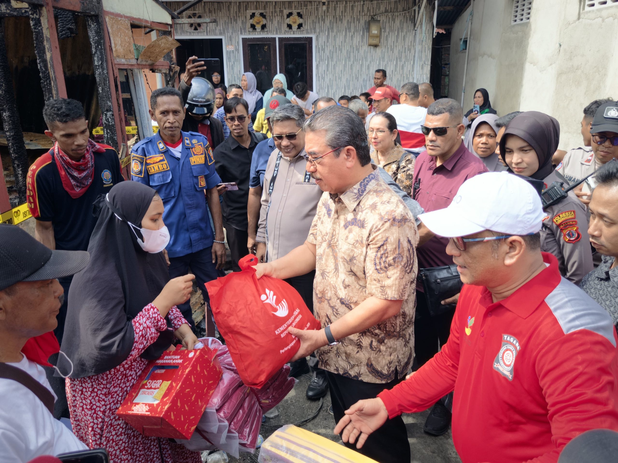 Gubernur Maluku Tinjau Korban Kebakaran Batu Merah, Pemprov Maluku Salurkan Bantuan