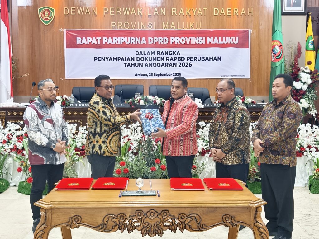 Wagub Maluku Serahkan Dokumen RAPBD Perubahan 2026 kepada DPRD