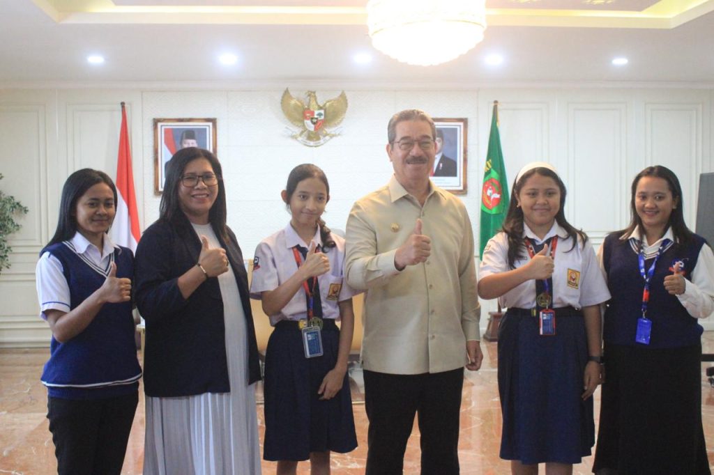 Titip Harapan Maluku di Ajang Nasional, Gubernur Lepas Dua Siswi SMP Kalam Kudus ke Jakarta