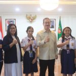 Titip Harapan Maluku di Ajang Nasional, Gubernur Lepas Dua Siswi SMP Kalam Kudus ke Jakarta