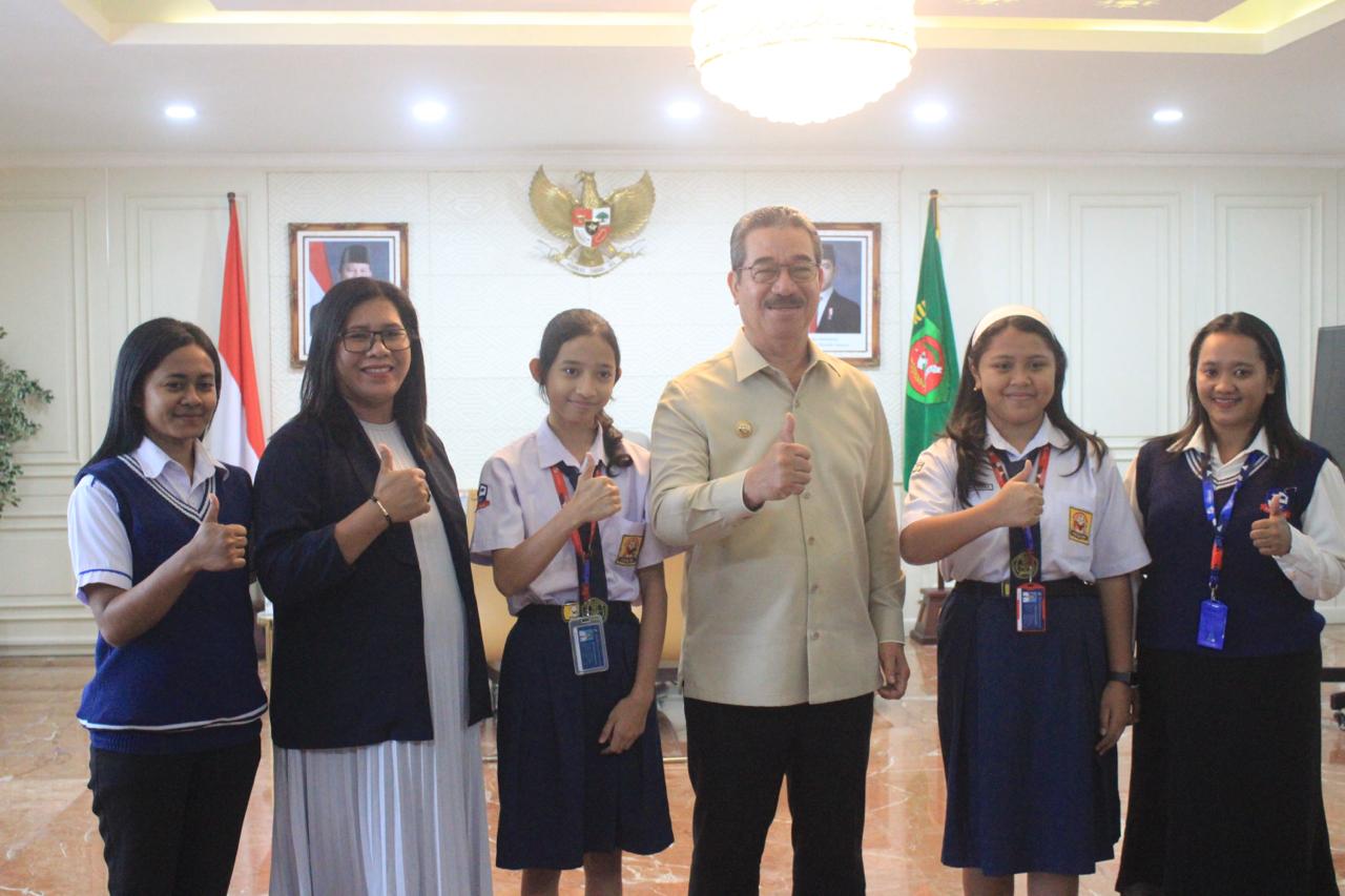 Titip Harapan Maluku di Ajang Nasional, Gubernur Lepas Dua Siswi SMP Kalam Kudus ke Jakarta