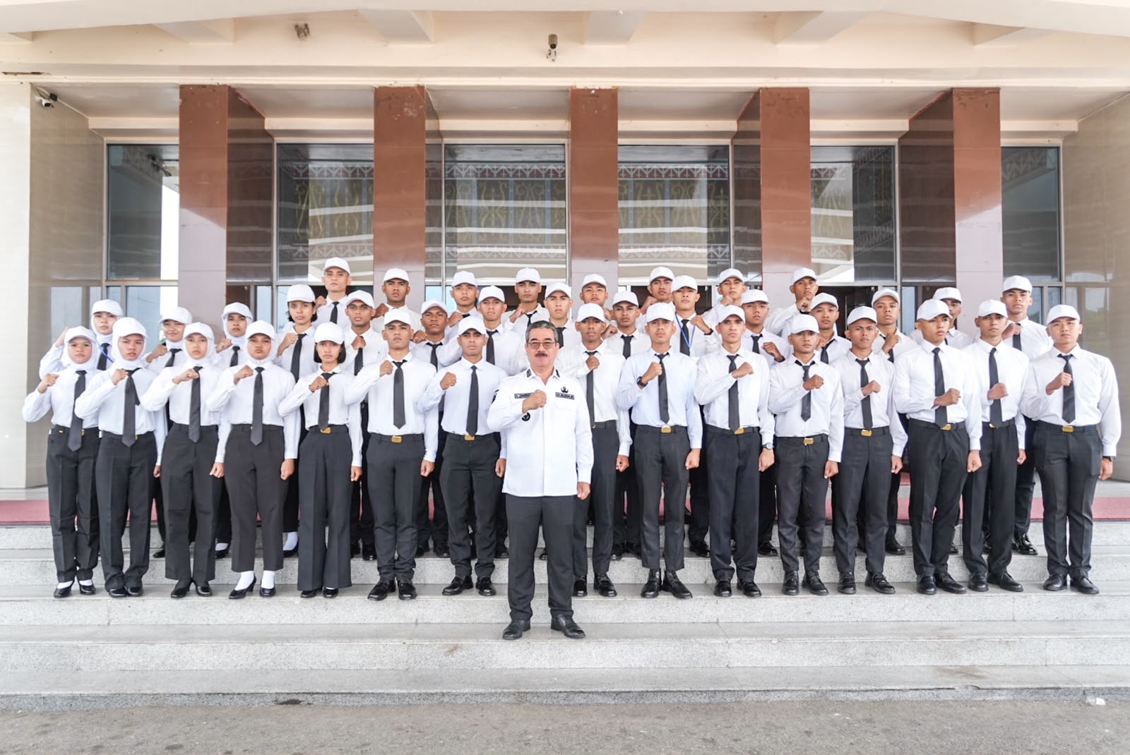 Lepas 39 Calon Praja IPDN, Gubernur Lewerissa Tekankan Disiplin dan Jaga Nama Baik Maluku